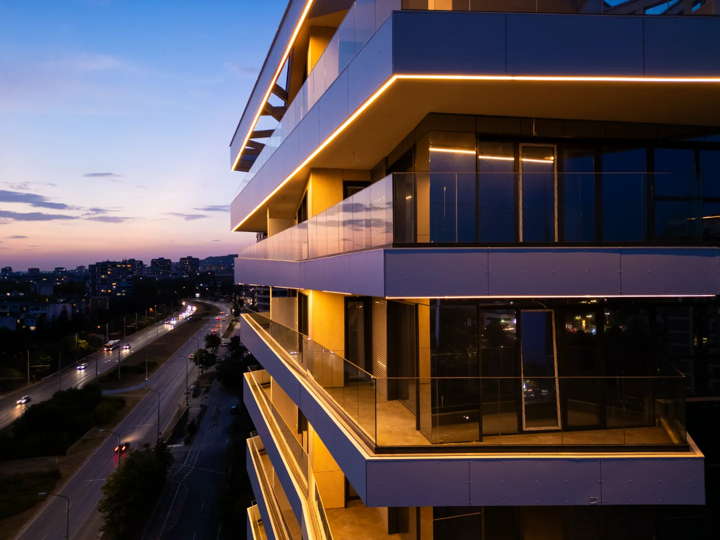 Architektura oświetlona liniami LED — premiera Nowy model taśmy w serii DELUX
